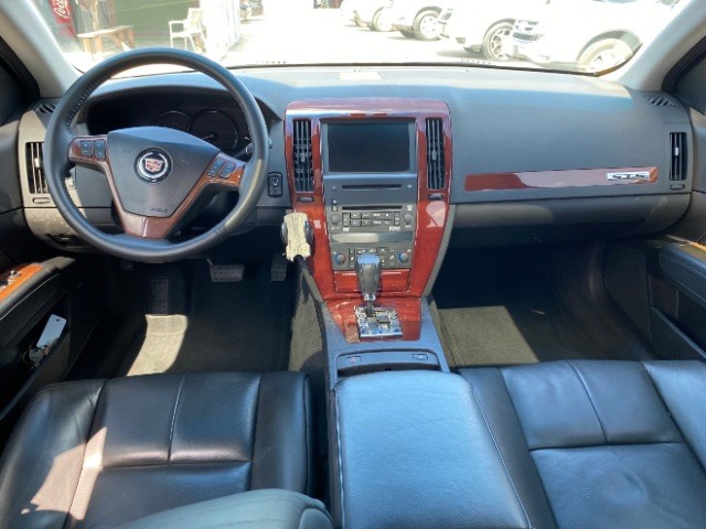 Cadillac STS Vehicle Full-screen Gallery Image 06