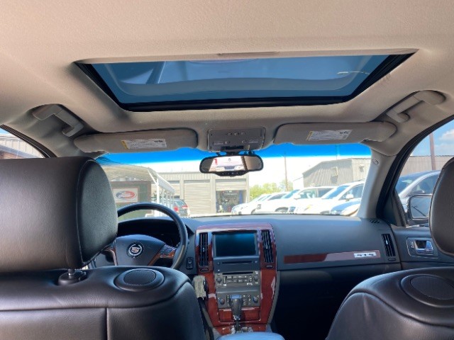 Cadillac STS Vehicle Full-screen Gallery Image 08