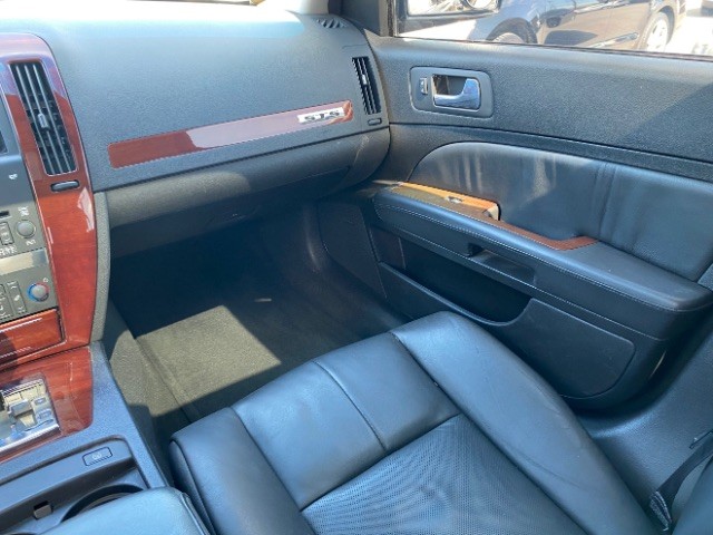 Cadillac STS Vehicle Full-screen Gallery Image 11