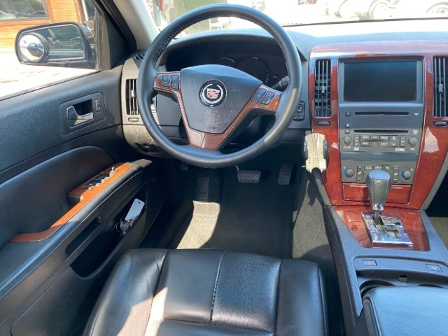 Cadillac STS Vehicle Full-screen Gallery Image 12