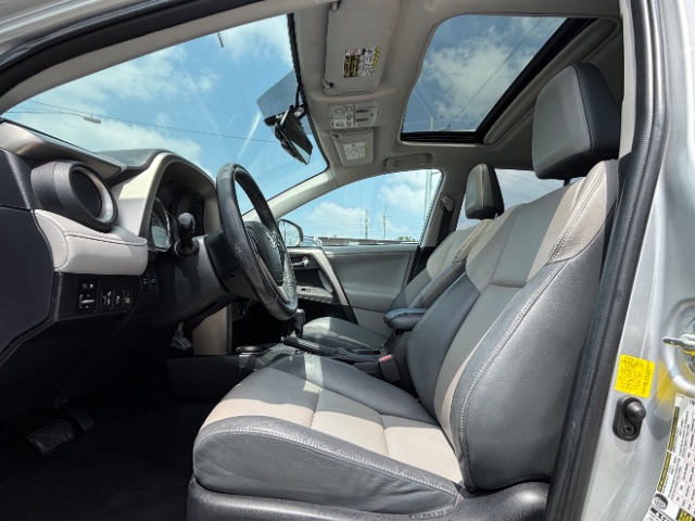 Toyota RAV4 Vehicle Full-screen Gallery Image 11