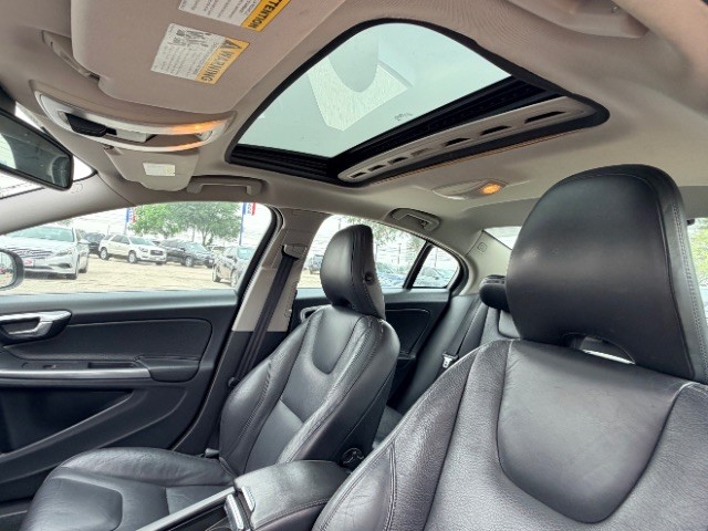 Volvo S60 Vehicle Full-screen Gallery Image 12