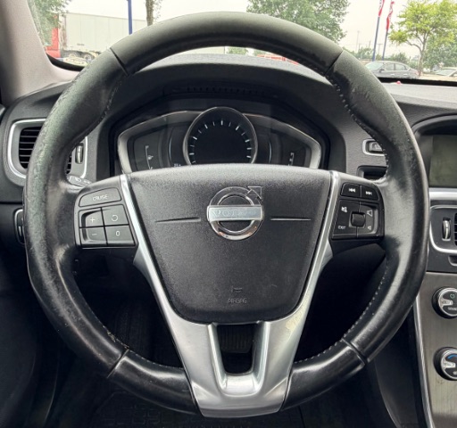 Volvo S60 Vehicle Full-screen Gallery Image 13