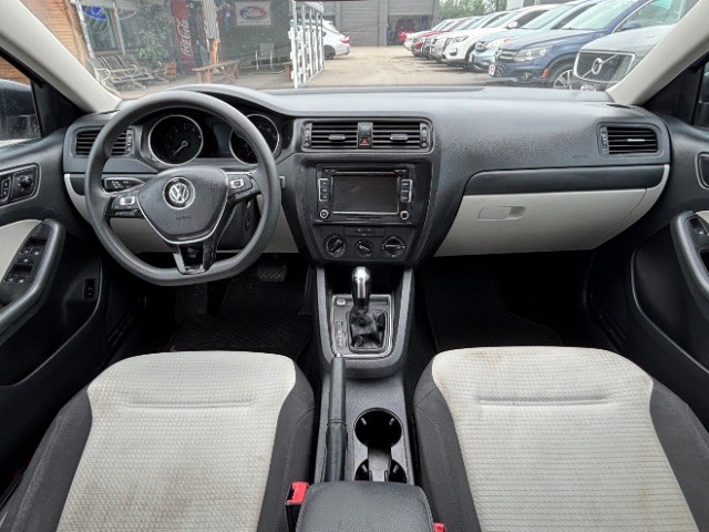 Volkswagen Jetta Sedan Vehicle Full-screen Gallery Image 06
