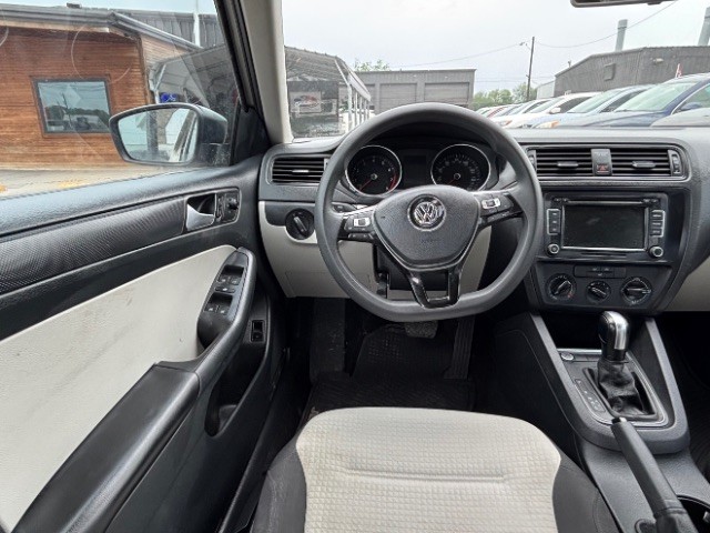Volkswagen Jetta Sedan Vehicle Full-screen Gallery Image 07