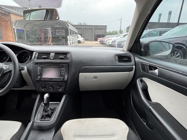 Volkswagen Jetta Sedan Vehicle Full-screen Gallery Image 08