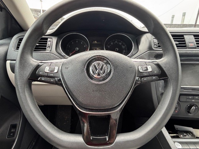 Volkswagen Jetta Sedan Vehicle Full-screen Gallery Image 10