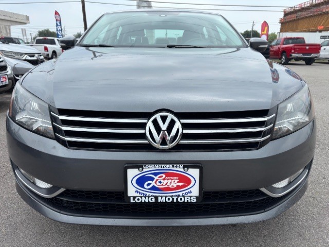 Volkswagen Passat Vehicle Full-screen Gallery Image 02