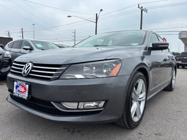 Volkswagen Passat Vehicle Full-screen Gallery Image 03