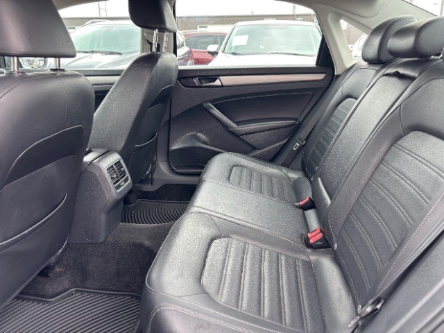 Volkswagen Passat Vehicle Full-screen Gallery Image 06