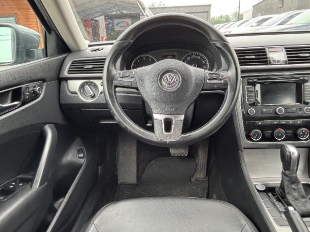 Volkswagen Passat Vehicle Full-screen Gallery Image 08