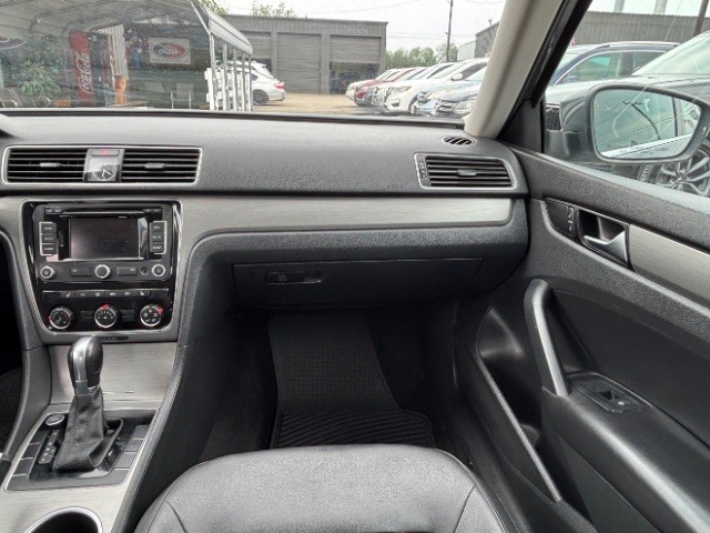 Volkswagen Passat Vehicle Full-screen Gallery Image 09