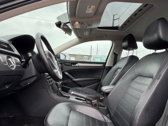 Volkswagen Passat Vehicle Full-screen Gallery Image 10