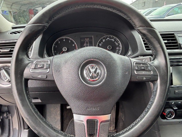 Volkswagen Passat Vehicle Full-screen Gallery Image 11