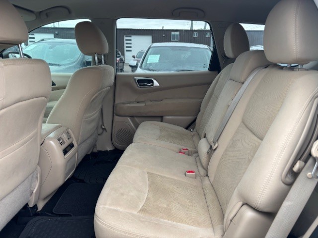 Nissan Pathfinder Vehicle Full-screen Gallery Image 05