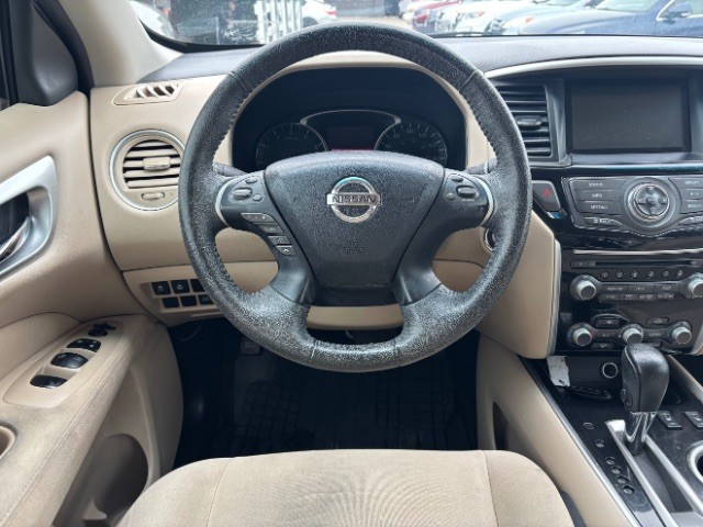 Nissan Pathfinder Vehicle Full-screen Gallery Image 08