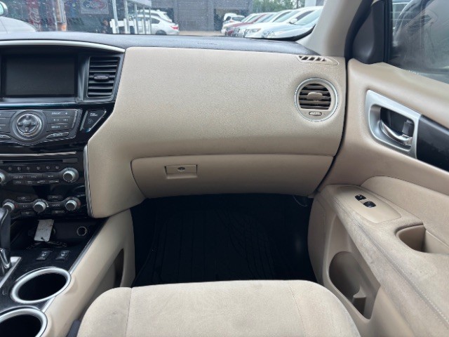 Nissan Pathfinder Vehicle Full-screen Gallery Image 09