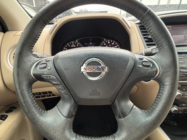 Nissan Pathfinder Vehicle Full-screen Gallery Image 11
