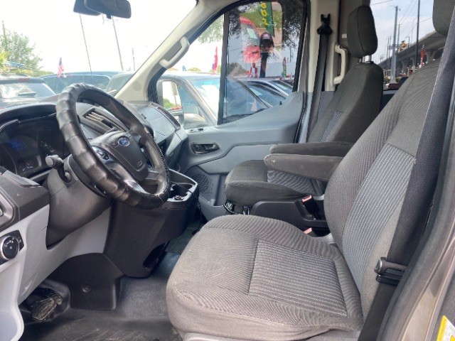 Ford Transit Wagon Vehicle Full-screen Gallery Image 08