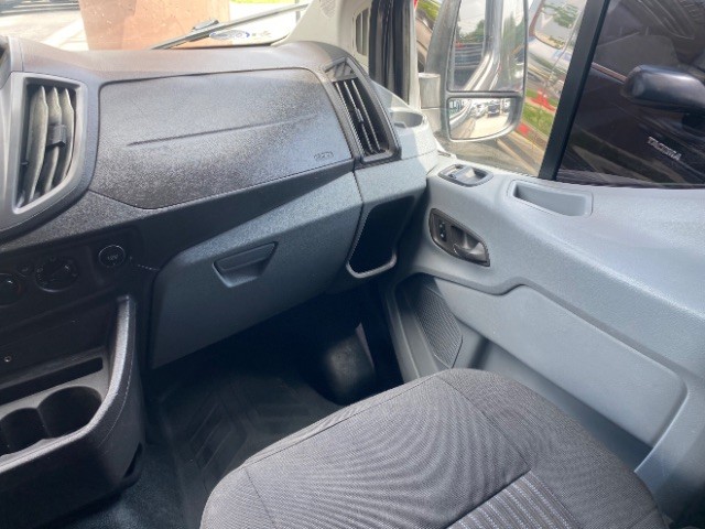 Ford Transit Wagon Vehicle Full-screen Gallery Image 10