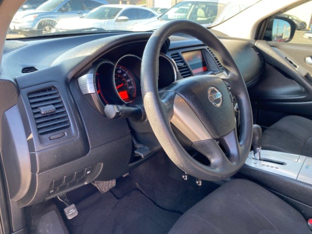 Nissan Murano Vehicle Full-screen Gallery Image 09