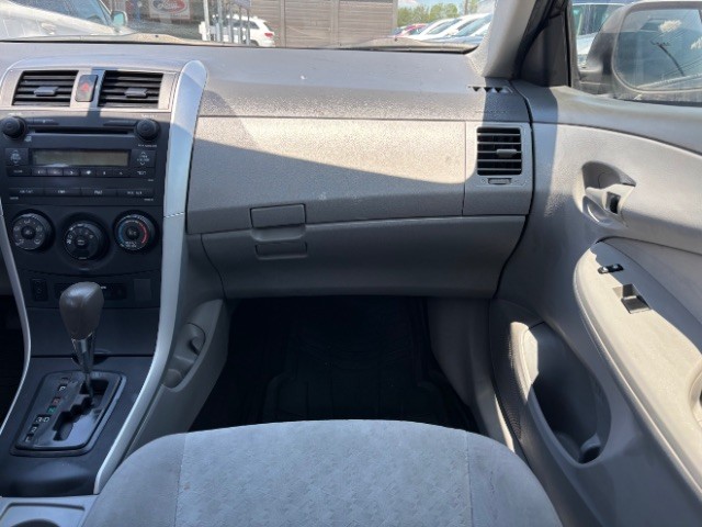 Toyota Corolla Vehicle Full-screen Gallery Image 09