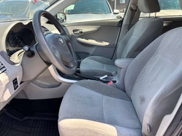 Toyota Corolla Vehicle Full-screen Gallery Image 10