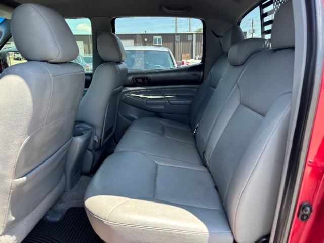 Toyota Tacoma Vehicle Full-screen Gallery Image 06