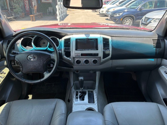 Toyota Tacoma Vehicle Full-screen Gallery Image 07