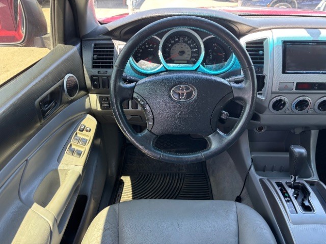 Toyota Tacoma Vehicle Full-screen Gallery Image 08