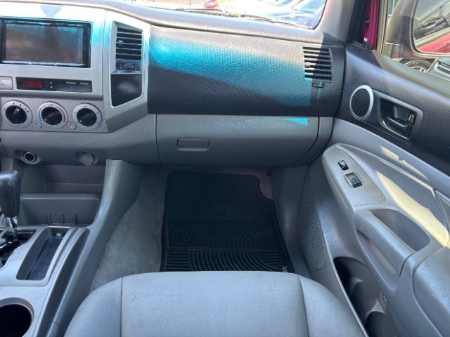 Toyota Tacoma Vehicle Full-screen Gallery Image 09
