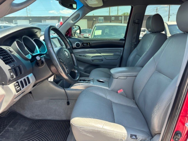 Toyota Tacoma Vehicle Full-screen Gallery Image 10