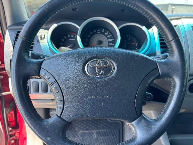 Toyota Tacoma Vehicle Full-screen Gallery Image 11