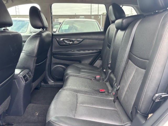 Nissan Rogue Vehicle Full-screen Gallery Image 06