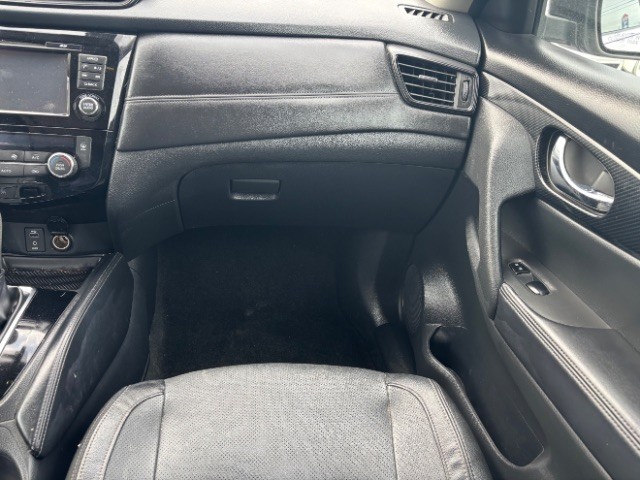 Nissan Rogue Vehicle Full-screen Gallery Image 09