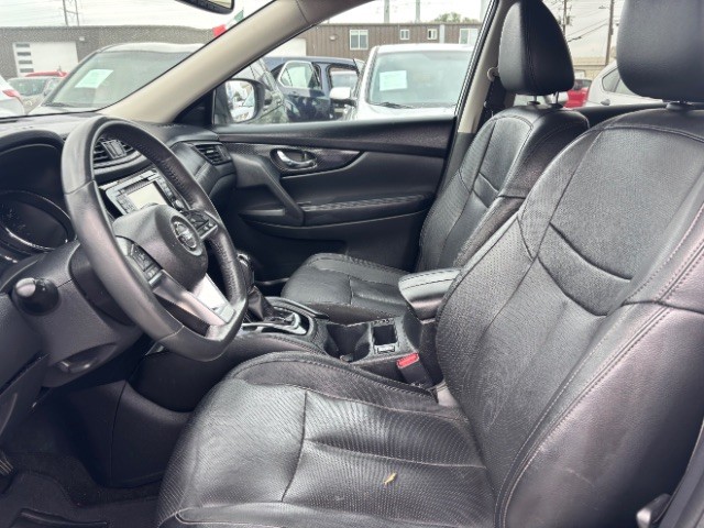 Nissan Rogue Vehicle Full-screen Gallery Image 12