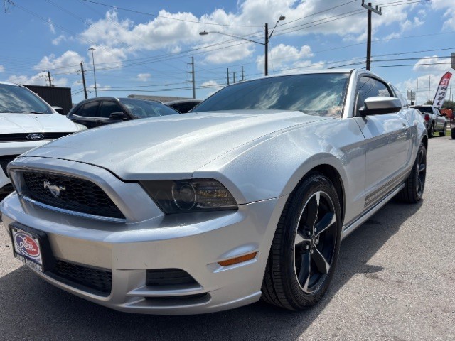Ford Mustang Vehicle Full-screen Gallery Image 03