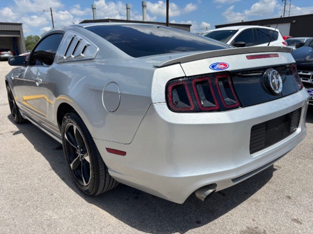 Ford Mustang Vehicle Full-screen Gallery Image 04