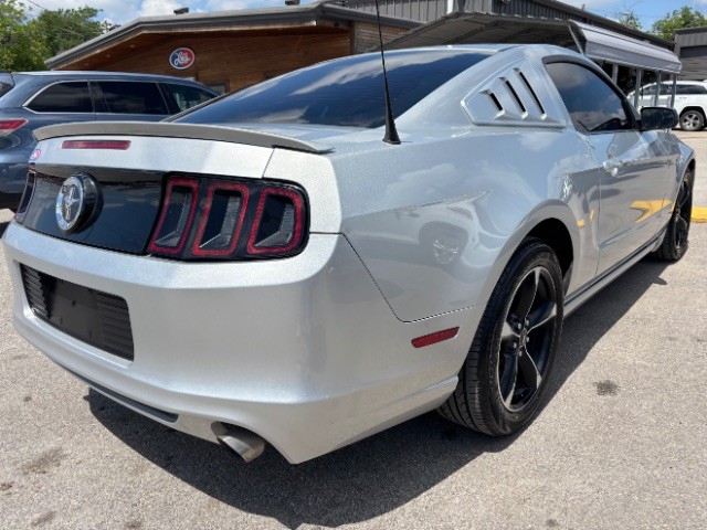 Ford Mustang Vehicle Full-screen Gallery Image 05