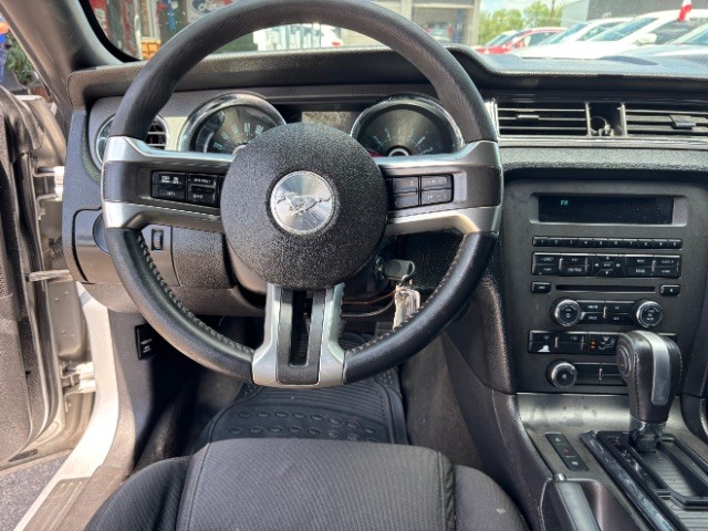 Ford Mustang Vehicle Full-screen Gallery Image 08