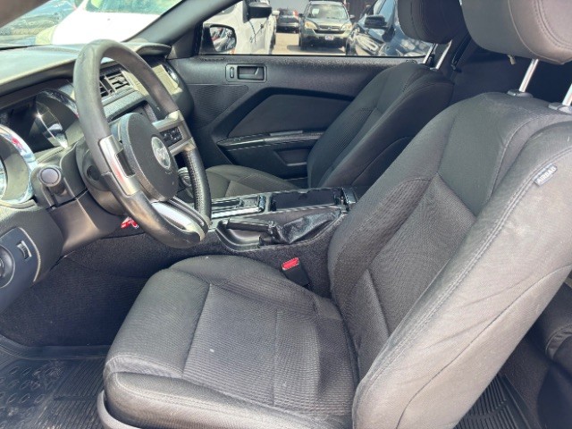 Ford Mustang Vehicle Full-screen Gallery Image 10