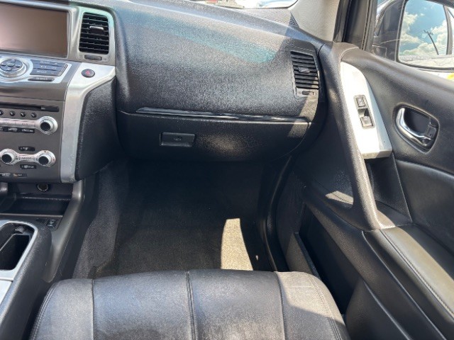 Nissan Murano Vehicle Full-screen Gallery Image 09