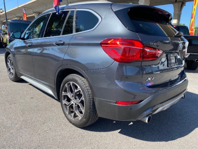 BMW X1 Vehicle Full-screen Gallery Image 05