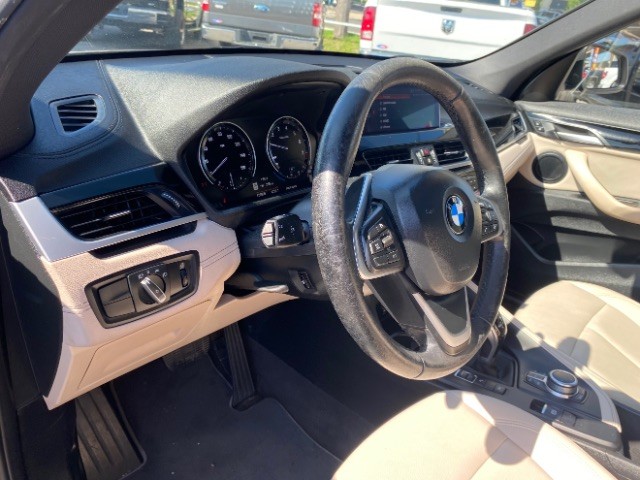 BMW X1 Vehicle Full-screen Gallery Image 09