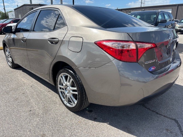 Toyota Corolla Vehicle Full-screen Gallery Image 3