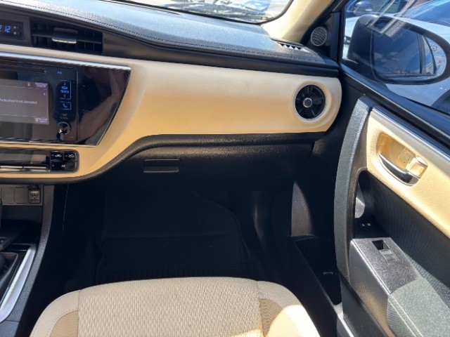 Toyota Corolla Vehicle Full-screen Gallery Image 8