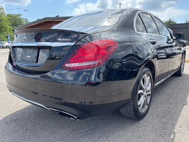Mercedes-Benz C-Class Vehicle Full-screen Gallery Image 05
