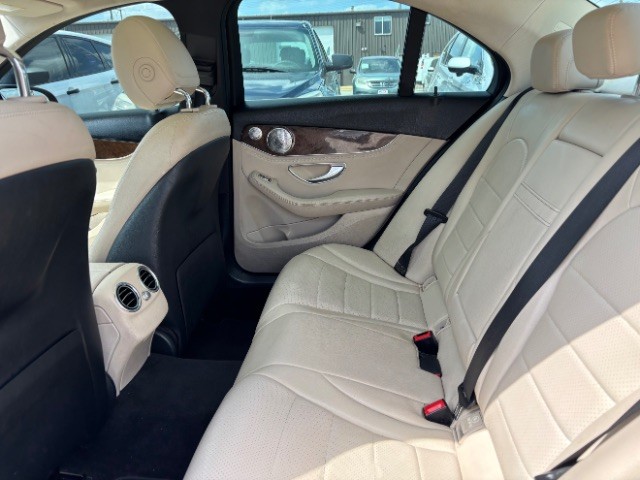 Mercedes-Benz C-Class Vehicle Full-screen Gallery Image 06