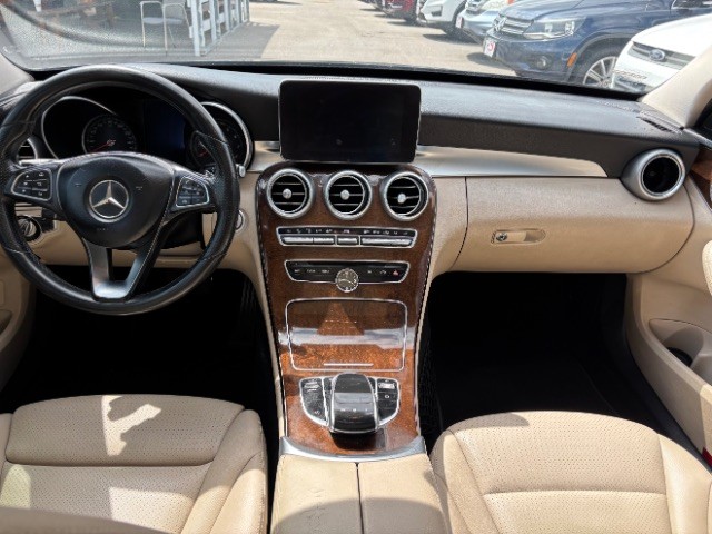 Mercedes-Benz C-Class Vehicle Full-screen Gallery Image 07