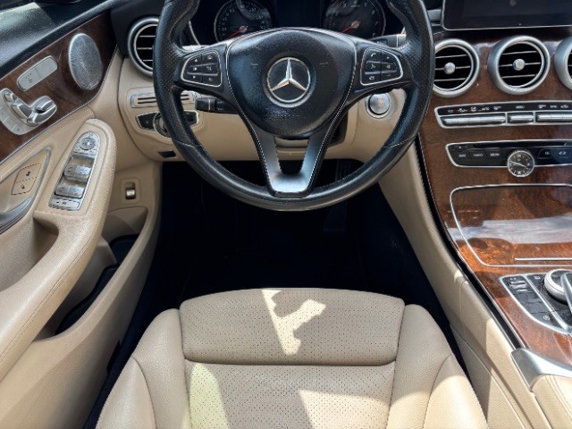 Mercedes-Benz C-Class Vehicle Full-screen Gallery Image 08